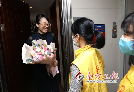 援鄂医生谢东平的妻子一大早就收到工会志愿者送上的鲜花，笑得很开心 林景余摄.JPG