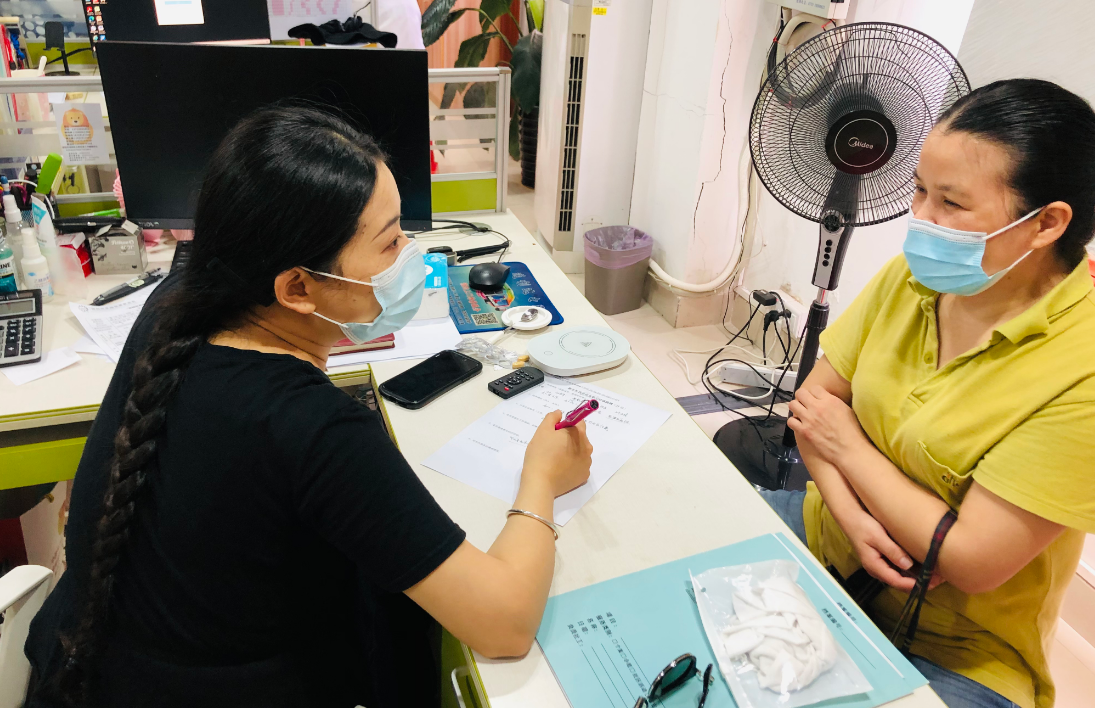 社工与职工进行一对一心理咨询